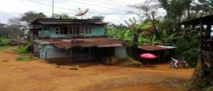 Blauw houten huis in Shimbwe